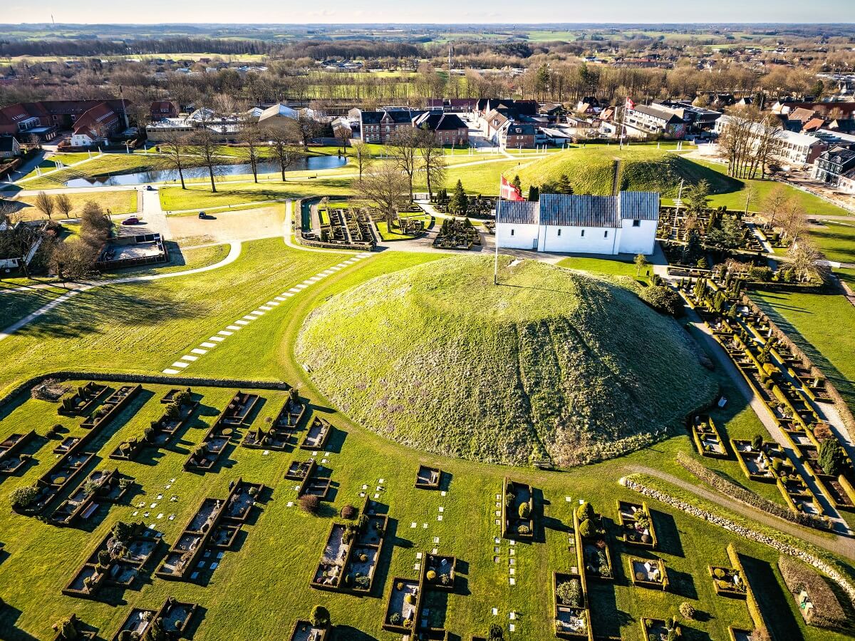 デンマークの起源！世界遺産「イェリング墳墓群、ルーン文字石碑