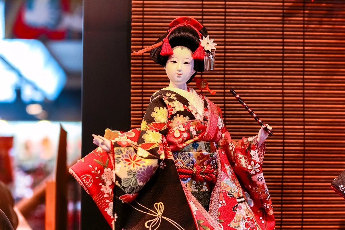 赤色の着物を着た東山日本人形 赤色の着物を着た東山