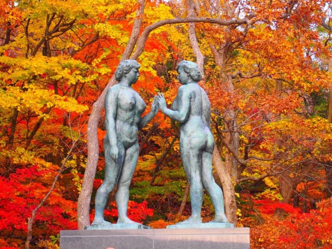 乙女の像と紅葉