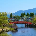 紫式部公園　泉池　朱色の反橋と中島