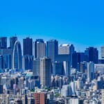 東京・新宿の高層ビル群と富士山