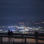 蔵王山展望台から眺める観光客