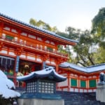 冬の八坂神社西楼門　雪景色（京都）