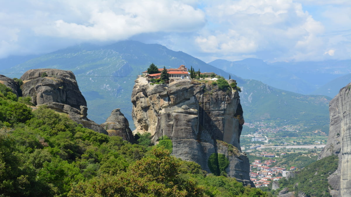 奇岩の上の修道院！ギリシャの絶景世界遺産メテオラをご紹介します