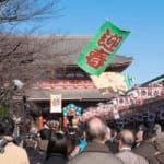 初詣客でにぎわう浅草寺仲見世（東京）