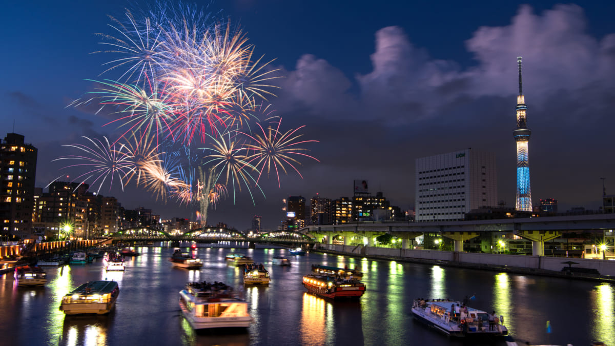 【東京都】2023年夏の花火大会の開催・中止情報！～都内を彩る1万発とは？～