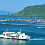 高松港から小豆島へ向かうオリーブラインのフェリー