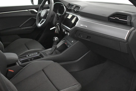 Audi Q3 35 TFSI 150PK S-Tronic S edition | Panoramadak | Adaptive Cruise Control | Sonos | 19" Velgen | Navigatie | Achteruitrijcamera |
