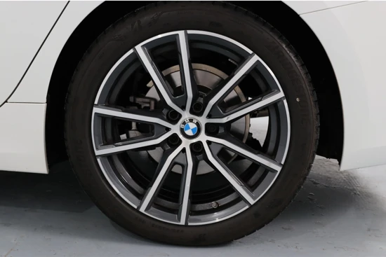 BMW 3 Serie 320d High Executive | Keyless | Adaptieve cruise | Trekhaak | Open Dak | PDC | Lane Departure | Dealer onderhouden | Nieuwstaat!