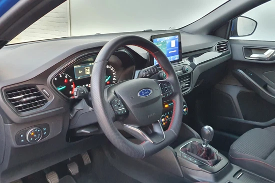 Ford Focus Wagon 1.0 125PK EcoBoost Hybrid ST Line X | Dodehoekdetectie | Achteruitrijcamera | Navigatie | Winterpack | 18 inch | PrivacyGl