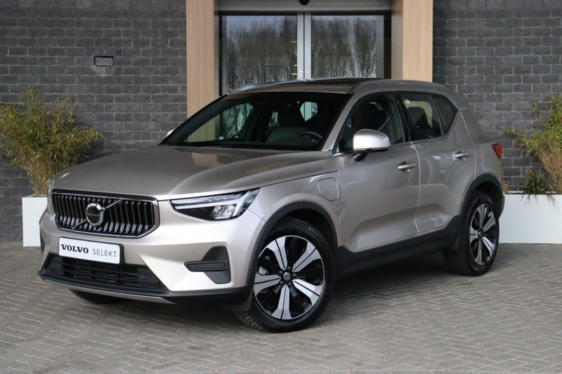 Volvo XC40 T4 Recharge Plus Bright | Modeljaar 2023 facelift | Panoramadak | Harman Kardon | Elektrisch Verstelbare Stoelen | Adaptieve Cru