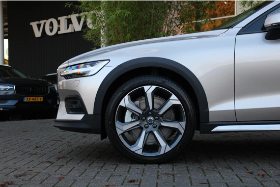 Volvo V60 Cross Country B5 AWD Mild Hybrid Ultimate | Massage | Stoelventilatie | Schuifdak | Head-up | Adaptive Cruise | 20" velgen