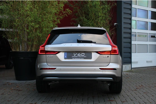 Volvo V60 Cross Country B5 AWD Mild Hybrid Ultimate | Massage | Stoelventilatie | Schuifdak | Head-up | Adaptive Cruise | 20" velgen