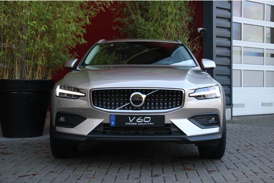 Volvo V60 Cross Country B5 AWD Mild Hybrid Ultimate | Massage | Stoelventilatie | Schuifdak | Head-up | Adaptive Cruise | 20" velgen