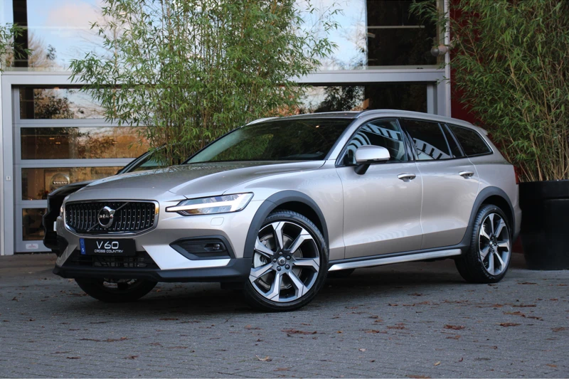 Volvo V60 Cross Country B5 AWD Mild Hybrid Ultimate | Massage | Stoelventilatie | Schuifdak | Head-up | Adaptive Cruise | 20" velgen