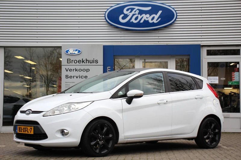 Ford Fiesta 1.6TDCI BLACK & WHITE | LEDER | NAVI | CLIMA | CRUISE | NL-AUTO! | ALL-SEASON BANDEN | LICHTMETALEN VELGEN | PARKEERSENSOREN | S