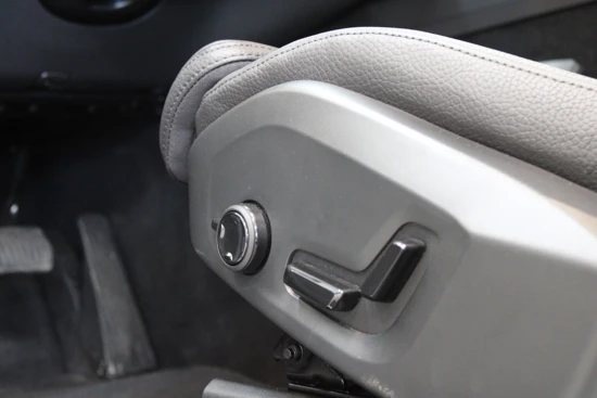 Volvo XC60 B5 250PK Momentum | Trekhaak actie! | Parkeerverwarming | Power Seats | Leer | Stoelverwarming