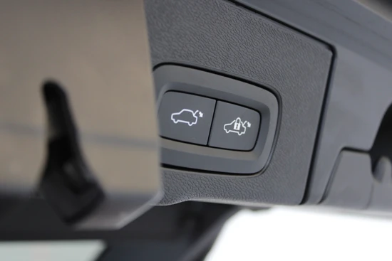Volvo XC60 B5 250PK Momentum | Trekhaak actie! | Parkeerverwarming | Power Seats | Leer | Stoelverwarming