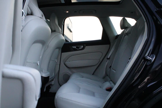 Volvo XC60 B5 Momentum Business | Standkachel | Panoramadak | Camera | Adaptive Cruise | Stoel + Stuurverwarming | Google | Leder | Handsfr