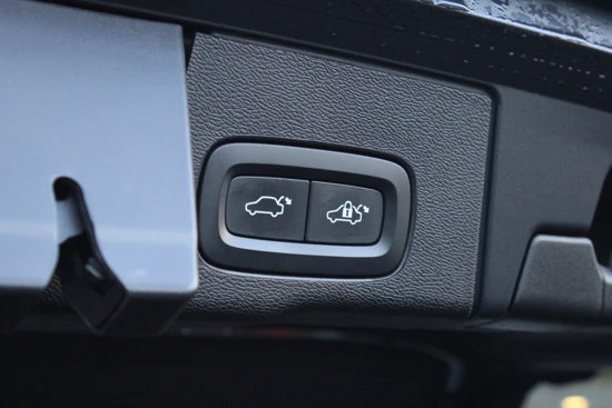 Volvo XC60 B5 Momentum Business | Standkachel | Panoramadak | Camera | Adaptive Cruise | Stoel + Stuurverwarming | Google | Leder | Handsfr