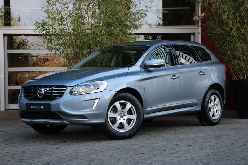 Volvo XC60 T5 245pk Geartronic Momentum | Standverwarming | Camera | Stoelverwarming | City Safety | Xenon