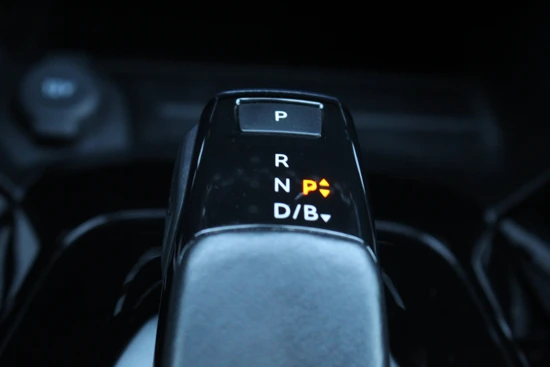Peugeot e-2008 EV GT | Leder/Alcantara | Adaptieve cruise | Navigatie | 180° Camera | Climatecontrol | Full led