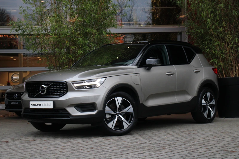 Volvo XC40 T5 Recharge R-Design | Schuifdak | Camera | Stuur- en stoelverwarming | Keyless | 19" velgen