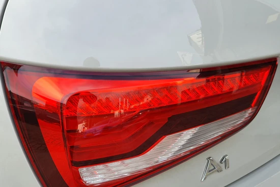 Audi A1 Sportback Sportback 1.0 TFSI Adrenalin | Parkeersensoren V+A | Navigatie | Contrasterend Dak | CruiseControl |