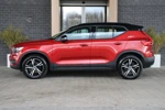 Volvo XC40 T4 R-Design | Fusion Red | 4 Cilinder | Harman Kardon | Stoelverwarming | Navigatie | Volvo On Call met mobiele App | Climate Co