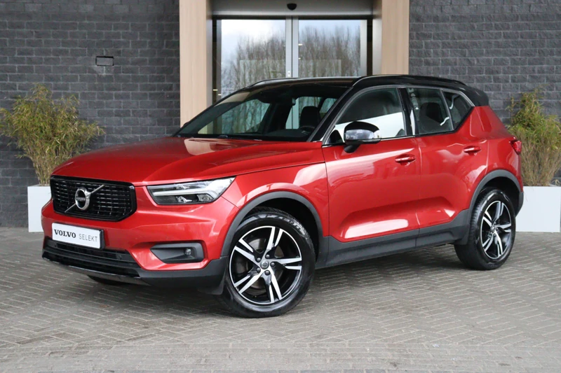 Volvo XC40 T4 R-Design | Fusion Red | 4 Cilinder | Harman Kardon | Stoelverwarming | Navigatie | Volvo On Call met mobiele App | Climate Co