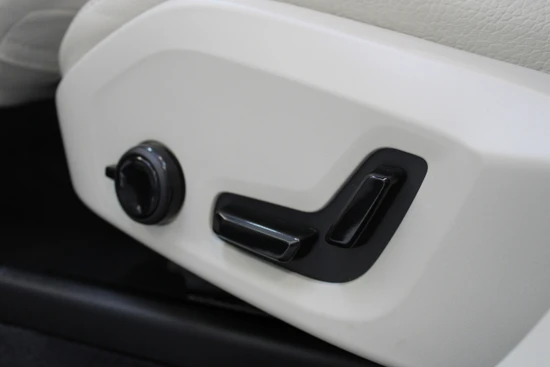 Volvo XC60 B4 200PK Inscription | Trekhaak actie! | Camera | Apple Carpl | Leder | Draadloos telefoon laden | Memory stoel