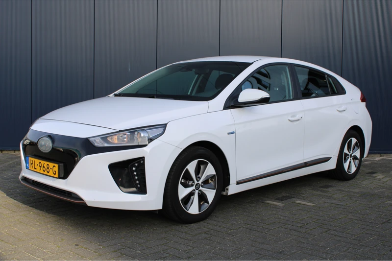 Hyundai IONIQ EV 120pk Comfort Automaat | € 2.000,- Subsidie | Led | Climate | Camera | Keyless | Navigatie | 16" Lichtmetaal | Parkeersensore