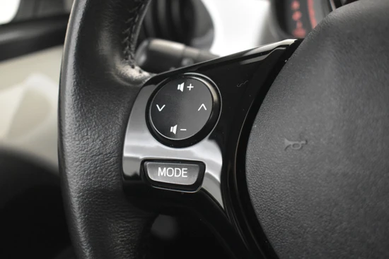 Peugeot 108 1.0 70 pk Active TOP | Privacy glass | Airco | Elektrische ramen | LED dagrijverlichting | Mistlampen