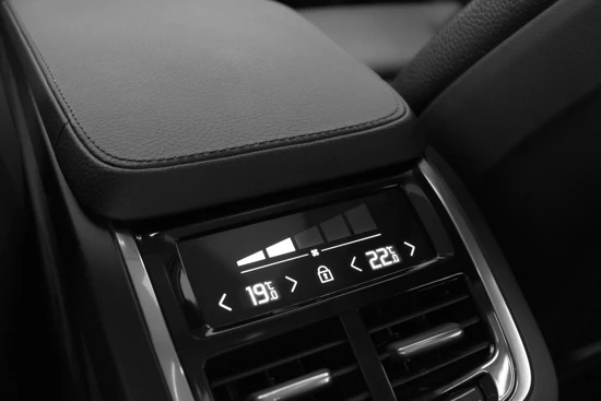 Volvo XC90 T8 390PK AWD Inscription | Panoramadak | Kinderzitje | HK Audio | 20'' | Standkachel | Zonneschermen