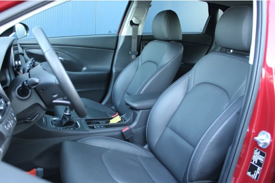 Hyundai i30 1.5 T-GDI MHEV 160pk Premium | Leder | Climate | Camera | Keyless | Full Led | NL. Auto | Navigatie | 17" Lichtmetaal | Winterpa