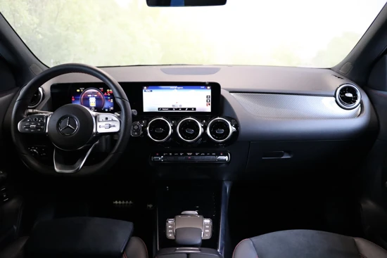 Mercedes-Benz GLA 180 AMG Line | Camera | Led koplampen | Stoelverwarming | Leder/Alcantara | Elektrische achterklep