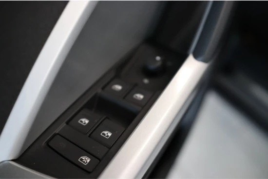 Audi Q3 35 TFSI Advanced edition | Automaat | Sportstoelen | Climate Control | Cruise Control | Lichtmetaal | Navi by App | LED | Stoelv