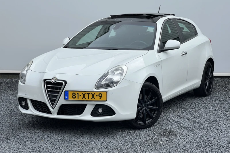 Alfa Romeo Giulietta 1.4 T Distinctive (170pk) / Schuifdak / Xenon / Clima / Pdc A / Cruise control / Lm 17''