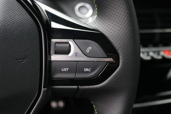 Peugeot e-2008 SUV EV 50kWh 136 PK GT | Camera | Navigatie | Leder/Stof | LED | Bluetooth | 17'' lichtmetaal | Clima/Airco |