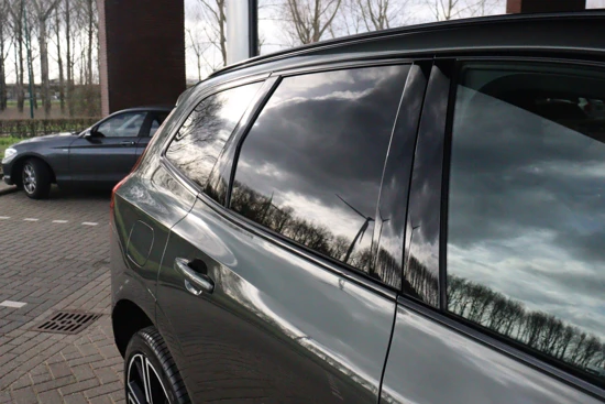 Volvo XC60 T8 AWD Recharge R-Design | Pine Grey | Luchtvering | Trekhaak | Harman Kardon | Head-Up Display | Schuifdak | 21 Inch | Stoelver