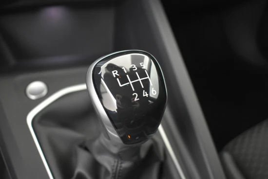 Volkswagen Golf 1.0 TSI 110pk Life Business | Adaptief cruise control | App connect | Navigatie | DAB radio | Privacy glass | Fabrieksgarantie 2
