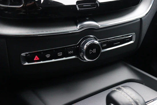 Volvo XC60 T8 AWD Recharge R-Design | Elektrisch Schuifdak | Stoelverwarming | Keyless Drive | Elektrisch Bedienbare Achterklep | Elektrisc