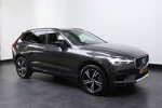 Volvo XC60 T8 AWD Recharge R-Design | Pine Grey | Trekhaak | 360° Camera | Adaptieve Cruise Control | Lederen Dashboard | BLIS Dode hoek De