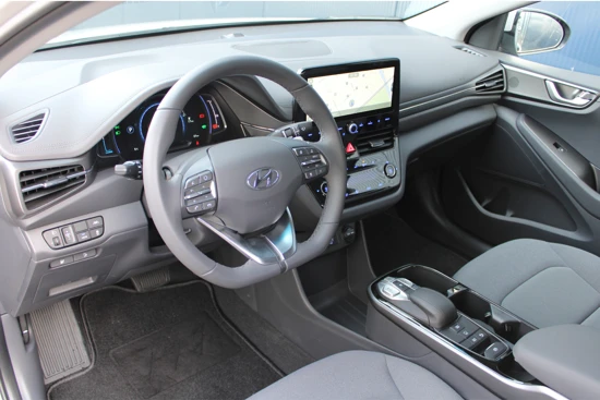 Hyundai IONIQ EV 136pk Comfort Smart Automaat | Led | Climate | Camera | Keyless | Navigatie | 12% Bijtelling | 16" Lichtmetaal | Parkeersenso