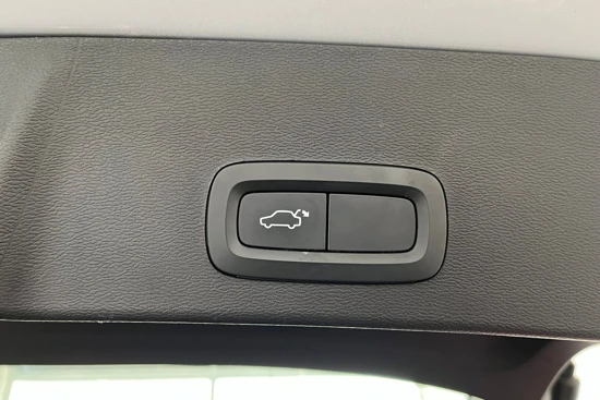 Volvo XC40 T3 Momentum Pro | Park Assist Pack | Verwarmbare voorruit | Stoelverlengers | LED mistlichten |