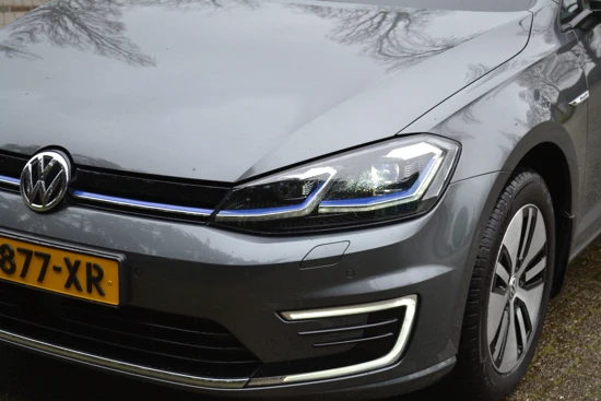 Volkswagen e-Golf e-Golf 136PK | Warmtepomp | Navigatie | App-Connect | Achteruitrijcamera | 16'' LMV | ACC | 2000 Euro Subsidie
