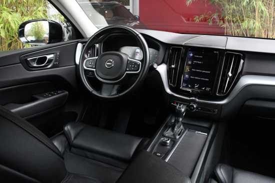 Volvo XC60 T5 250pk Geartronic Momentum | Trekhaak | Memory Seat | Keyless | Botsingspreventie | 19" velgen