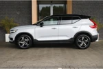 Volvo XC40 T3 Geartronic R-Design | Glacier Silver | Panoramadak | Harman Kardon | Standkachel met Volvo On call App | Camera | Stoelverwar