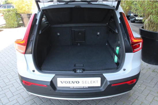 Volvo XC40 T4 190pk Automaat Momentum Pro | Trekhaak | Camera | Schuifdak | BLIS | 18" velgen