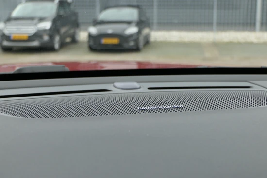 Volvo C40 Recharge Ultimate RED Edition | Panoramadak | LED Pixel Koplampen | 20 Inch | Harman/Kardon | 360 Camera